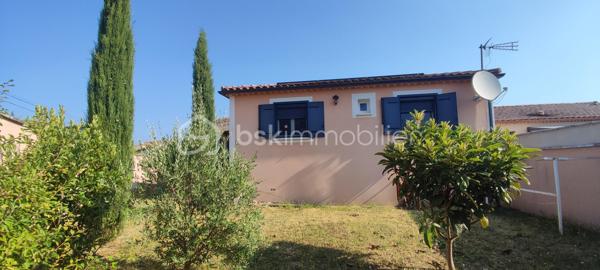 Je vous invite à découvrir en EXCLUSIVITE dans un lotissement recherché de Pont-Saint-Esprit (30130), cette villa de 2009 entièrement de plain-pied offrant 132m² habitables et édifiée sur une parcelle clôturée de 493m².

🏠Modernité, volumes et luminosité

La villa offre une pièce à vivre lumineuse avec cuisine équipée et meublée totalisant 50m². Cet espace généreux dispose d'un accès vers le jardin pour profiter facilement de la terrasse couverte et de la piscine. Vous apprécierez également l'arrière cuisine de 9m² qui vous apportera un espace de rangement supplémentaire.
Côté nuit la maison dispose de 3 belles chambres de 12, 17 et 17 m² toutes équipées de moustiquaires, volets roulants et volets PVC.
La salle d'eau est équipée d'une douche, de doubles vaques et de toilettes. Il y a également des toilettes indépendants avec fenestron et lave-main.

🌿 Les extérieurs et aménagements 

Vous pourrez profiter pleinement toute l'année de la terrasse en bois qui est couverte et sans vis à vis. Ce bel espace vous invite à la détente avec sa piscine 3x2m qui est équipée d'un système de nage à contre courant et d'une pompe à chaleur. Le jardin est arboré, clôturé et sans aucun vis à vis.
Un garage de 21m² communique directement avec la maison pour plus de praticité. La mezzanine au dessus du garage est très facile d'accès et vous apportera un espace de rangement supplémentaire non négligeable.

✨Confort et belle performance énergétique

Cette maison offre de très belles prestations: pompe à chaleur avec plancher chauffant refroidissant posée en 2019, panneaux photovoltaïques installés en 2019 également, menuiseries double vitrage avec volets PVC (+ volets roulants et moustiquaires côté nuit), portail motorisé, gouttières posées en 2024... DPE : "B" avec une consommation en électricité actuellement de 97€/mois. 
Des charges sont appelées par trimestre à hauteur 85€ (Association syndicale de lotissement). La maison est raccordée au tout à l'égout, et elle est construite sur vide sanitaire de 1.30m.

✅ Si vous recherchez un bien sans travaux offrant de belles prestations, cette maison répondra à vos attentes.

Je suis disponible 7jours / 7 pour répondre à vos demandes de renseignements. Une visite virtuelle est disponible également.