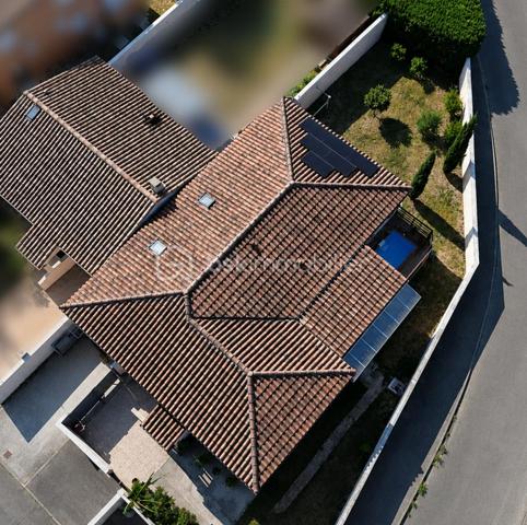 Je vous invite à découvrir en EXCLUSIVITE dans un lotissement recherché de Pont-Saint-Esprit (30130), cette villa de 2009 entièrement de plain-pied offrant 132m² habitables et édifiée sur une parcelle clôturée de 493m².

🏠Modernité, volumes et luminosité

La villa offre une pièce à vivre lumineuse avec cuisine équipée et meublée totalisant 50m². Cet espace généreux dispose d'un accès vers le jardin pour profiter facilement de la terrasse couverte et de la piscine. Vous apprécierez également l'arrière cuisine de 9m² qui vous apportera un espace de rangement supplémentaire.
Côté nuit la maison dispose de 3 belles chambres de 12, 17 et 17 m² toutes équipées de moustiquaires, volets roulants et volets PVC.
La salle d'eau est équipée d'une douche, de doubles vaques et de toilettes. Il y a également des toilettes indépendants avec fenestron et lave-main.

🌿 Les extérieurs et aménagements 

Vous pourrez profiter pleinement toute l'année de la terrasse en bois qui est couverte et sans vis à vis. Ce bel espace vous invite à la détente avec sa piscine 3x2m qui est équipée d'un système de nage à contre courant et d'une pompe à chaleur. Le jardin est arboré, clôturé et sans aucun vis à vis.
Un garage de 21m² communique directement avec la maison pour plus de praticité. La mezzanine au dessus du garage est très facile d'accès et vous apportera un espace de rangement supplémentaire non négligeable.

✨Confort et belle performance énergétique

Cette maison offre de très belles prestations: pompe à chaleur avec plancher chauffant refroidissant posée en 2019, panneaux photovoltaïques installés en 2019 également, menuiseries double vitrage avec volets PVC (+ volets roulants et moustiquaires côté nuit), portail motorisé, gouttières posées en 2024... DPE : "B" avec une consommation en électricité actuellement de 97€/mois. 
Des charges sont appelées par trimestre à hauteur 85€ (Association syndicale de lotissement). La maison est raccordée au tout à l'égout, et elle est construite sur vide sanitaire de 1.30m.

✅ Si vous recherchez un bien sans travaux offrant de belles prestations, cette maison répondra à vos attentes.

Je suis disponible 7jours / 7 pour répondre à vos demandes de renseignements. Une visite virtuelle est disponible également.