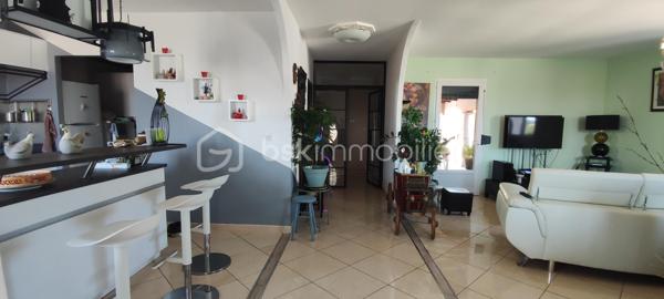 Je vous invite à découvrir en EXCLUSIVITE dans un lotissement recherché de Pont-Saint-Esprit (30130), cette villa de 2009 entièrement de plain-pied offrant 132m² habitables et édifiée sur une parcelle clôturée de 493m².

🏠Modernité, volumes et luminosité

La villa offre une pièce à vivre lumineuse avec cuisine équipée et meublée totalisant 50m². Cet espace généreux dispose d'un accès vers le jardin pour profiter facilement de la terrasse couverte et de la piscine. Vous apprécierez également l'arrière cuisine de 9m² qui vous apportera un espace de rangement supplémentaire.
Côté nuit la maison dispose de 3 belles chambres de 12, 17 et 17 m² toutes équipées de moustiquaires, volets roulants et volets PVC.
La salle d'eau est équipée d'une douche, de doubles vaques et de toilettes. Il y a également des toilettes indépendants avec fenestron et lave-main.

🌿 Les extérieurs et aménagements 

Vous pourrez profiter pleinement toute l'année de la terrasse en bois qui est couverte et sans vis à vis. Ce bel espace vous invite à la détente avec sa piscine 3x2m qui est équipée d'un système de nage à contre courant et d'une pompe à chaleur. Le jardin est arboré, clôturé et sans aucun vis à vis.
Un garage de 21m² communique directement avec la maison pour plus de praticité. La mezzanine au dessus du garage est très facile d'accès et vous apportera un espace de rangement supplémentaire non négligeable.

✨Confort et belle performance énergétique

Cette maison offre de très belles prestations: pompe à chaleur avec plancher chauffant refroidissant posée en 2019, panneaux photovoltaïques installés en 2019 également, menuiseries double vitrage avec volets PVC (+ volets roulants et moustiquaires côté nuit), portail motorisé, gouttières posées en 2024... DPE : "B" avec une consommation en électricité actuellement de 97€/mois. 
Des charges sont appelées par trimestre à hauteur 85€ (Association syndicale de lotissement). La maison est raccordée au tout à l'égout, et elle est construite sur vide sanitaire de 1.30m.

✅ Si vous recherchez un bien sans travaux offrant de belles prestations, cette maison répondra à vos attentes.

Je suis disponible 7jours / 7 pour répondre à vos demandes de renseignements. Une visite virtuelle est disponible également.