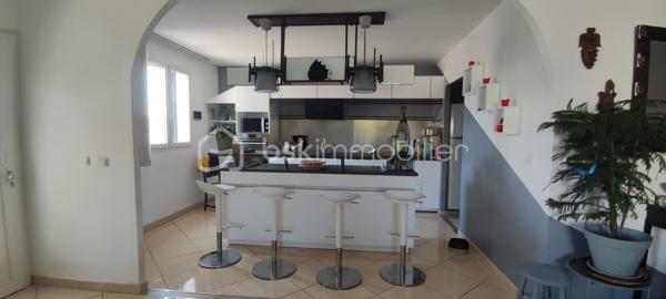 Je vous invite à découvrir en EXCLUSIVITE dans un lotissement recherché de Pont-Saint-Esprit (30130), cette villa de 2009 entièrement de plain-pied offrant 132m² habitables et édifiée sur une parcelle clôturée de 493m².

🏠Modernité, volumes et luminosité

La villa offre une pièce à vivre lumineuse avec cuisine équipée et meublée totalisant 50m². Cet espace généreux dispose d'un accès vers le jardin pour profiter facilement de la terrasse couverte et de la piscine. Vous apprécierez également l'arrière cuisine de 9m² qui vous apportera un espace de rangement supplémentaire.
Côté nuit la maison dispose de 3 belles chambres de 12, 17 et 17 m² toutes équipées de moustiquaires, volets roulants et volets PVC.
La salle d'eau est équipée d'une douche, de doubles vaques et de toilettes. Il y a également des toilettes indépendants avec fenestron et lave-main.

🌿 Les extérieurs et aménagements 

Vous pourrez profiter pleinement toute l'année de la terrasse en bois qui est couverte et sans vis à vis. Ce bel espace vous invite à la détente avec sa piscine 3x2m qui est équipée d'un système de nage à contre courant et d'une pompe à chaleur. Le jardin est arboré, clôturé et sans aucun vis à vis.
Un garage de 21m² communique directement avec la maison pour plus de praticité. La mezzanine au dessus du garage est très facile d'accès et vous apportera un espace de rangement supplémentaire non négligeable.

✨Confort et belle performance énergétique

Cette maison offre de très belles prestations: pompe à chaleur avec plancher chauffant refroidissant posée en 2019, panneaux photovoltaïques installés en 2019 également, menuiseries double vitrage avec volets PVC (+ volets roulants et moustiquaires côté nuit), portail motorisé, gouttières posées en 2024... DPE : "B" avec une consommation en électricité actuellement de 97€/mois. 
Des charges sont appelées par trimestre à hauteur 85€ (Association syndicale de lotissement). La maison est raccordée au tout à l'égout, et elle est construite sur vide sanitaire de 1.30m.

✅ Si vous recherchez un bien sans travaux offrant de belles prestations, cette maison répondra à vos attentes.

Je suis disponible 7jours / 7 pour répondre à vos demandes de renseignements. Une visite virtuelle est disponible également.