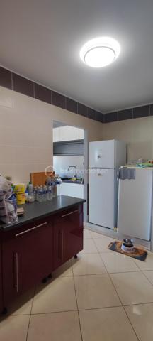 Je vous invite à découvrir en EXCLUSIVITE dans un lotissement recherché de Pont-Saint-Esprit (30130), cette villa de 2009 entièrement de plain-pied offrant 132m² habitables et édifiée sur une parcelle clôturée de 493m².

🏠Modernité, volumes et luminosité

La villa offre une pièce à vivre lumineuse avec cuisine équipée et meublée totalisant 50m². Cet espace généreux dispose d'un accès vers le jardin pour profiter facilement de la terrasse couverte et de la piscine. Vous apprécierez également l'arrière cuisine de 9m² qui vous apportera un espace de rangement supplémentaire.
Côté nuit la maison dispose de 3 belles chambres de 12, 17 et 17 m² toutes équipées de moustiquaires, volets roulants et volets PVC.
La salle d'eau est équipée d'une douche, de doubles vaques et de toilettes. Il y a également des toilettes indépendants avec fenestron et lave-main.

🌿 Les extérieurs et aménagements 

Vous pourrez profiter pleinement toute l'année de la terrasse en bois qui est couverte et sans vis à vis. Ce bel espace vous invite à la détente avec sa piscine 3x2m qui est équipée d'un système de nage à contre courant et d'une pompe à chaleur. Le jardin est arboré, clôturé et sans aucun vis à vis.
Un garage de 21m² communique directement avec la maison pour plus de praticité. La mezzanine au dessus du garage est très facile d'accès et vous apportera un espace de rangement supplémentaire non négligeable.

✨Confort et belle performance énergétique

Cette maison offre de très belles prestations: pompe à chaleur avec plancher chauffant refroidissant posée en 2019, panneaux photovoltaïques installés en 2019 également, menuiseries double vitrage avec volets PVC (+ volets roulants et moustiquaires côté nuit), portail motorisé, gouttières posées en 2024... DPE : "B" avec une consommation en électricité actuellement de 97€/mois. 
Des charges sont appelées par trimestre à hauteur 85€ (Association syndicale de lotissement). La maison est raccordée au tout à l'égout, et elle est construite sur vide sanitaire de 1.30m.

✅ Si vous recherchez un bien sans travaux offrant de belles prestations, cette maison répondra à vos attentes.

Je suis disponible 7jours / 7 pour répondre à vos demandes de renseignements. Une visite virtuelle est disponible également.