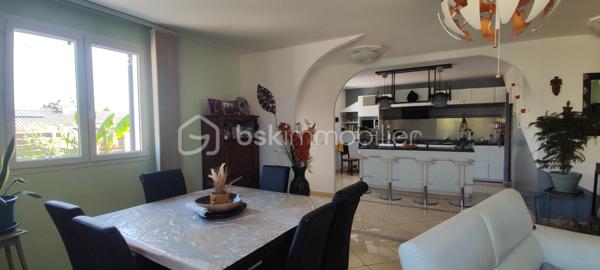 Je vous invite à découvrir en EXCLUSIVITE dans un lotissement recherché de Pont-Saint-Esprit (30130), cette villa de 2009 entièrement de plain-pied offrant 132m² habitables et édifiée sur une parcelle clôturée de 493m².

🏠Modernité, volumes et luminosité

La villa offre une pièce à vivre lumineuse avec cuisine équipée et meublée totalisant 50m². Cet espace généreux dispose d'un accès vers le jardin pour profiter facilement de la terrasse couverte et de la piscine. Vous apprécierez également l'arrière cuisine de 9m² qui vous apportera un espace de rangement supplémentaire.
Côté nuit la maison dispose de 3 belles chambres de 12, 17 et 17 m² toutes équipées de moustiquaires, volets roulants et volets PVC.
La salle d'eau est équipée d'une douche, de doubles vaques et de toilettes. Il y a également des toilettes indépendants avec fenestron et lave-main.

🌿 Les extérieurs et aménagements 

Vous pourrez profiter pleinement toute l'année de la terrasse en bois qui est couverte et sans vis à vis. Ce bel espace vous invite à la détente avec sa piscine 3x2m qui est équipée d'un système de nage à contre courant et d'une pompe à chaleur. Le jardin est arboré, clôturé et sans aucun vis à vis.
Un garage de 21m² communique directement avec la maison pour plus de praticité. La mezzanine au dessus du garage est très facile d'accès et vous apportera un espace de rangement supplémentaire non négligeable.

✨Confort et belle performance énergétique

Cette maison offre de très belles prestations: pompe à chaleur avec plancher chauffant refroidissant posée en 2019, panneaux photovoltaïques installés en 2019 également, menuiseries double vitrage avec volets PVC (+ volets roulants et moustiquaires côté nuit), portail motorisé, gouttières posées en 2024... DPE : "B" avec une consommation en électricité actuellement de 97€/mois. 
Des charges sont appelées par trimestre à hauteur 85€ (Association syndicale de lotissement). La maison est raccordée au tout à l'égout, et elle est construite sur vide sanitaire de 1.30m.

✅ Si vous recherchez un bien sans travaux offrant de belles prestations, cette maison répondra à vos attentes.

Je suis disponible 7jours / 7 pour répondre à vos demandes de renseignements. Une visite virtuelle est disponible également.