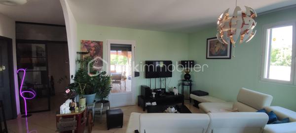 Je vous invite à découvrir en EXCLUSIVITE dans un lotissement recherché de Pont-Saint-Esprit (30130), cette villa de 2009 entièrement de plain-pied offrant 132m² habitables et édifiée sur une parcelle clôturée de 493m².

🏠Modernité, volumes et luminosité

La villa offre une pièce à vivre lumineuse avec cuisine équipée et meublée totalisant 50m². Cet espace généreux dispose d'un accès vers le jardin pour profiter facilement de la terrasse couverte et de la piscine. Vous apprécierez également l'arrière cuisine de 9m² qui vous apportera un espace de rangement supplémentaire.
Côté nuit la maison dispose de 3 belles chambres de 12, 17 et 17 m² toutes équipées de moustiquaires, volets roulants et volets PVC.
La salle d'eau est équipée d'une douche, de doubles vaques et de toilettes. Il y a également des toilettes indépendants avec fenestron et lave-main.

🌿 Les extérieurs et aménagements 

Vous pourrez profiter pleinement toute l'année de la terrasse en bois qui est couverte et sans vis à vis. Ce bel espace vous invite à la détente avec sa piscine 3x2m qui est équipée d'un système de nage à contre courant et d'une pompe à chaleur. Le jardin est arboré, clôturé et sans aucun vis à vis.
Un garage de 21m² communique directement avec la maison pour plus de praticité. La mezzanine au dessus du garage est très facile d'accès et vous apportera un espace de rangement supplémentaire non négligeable.

✨Confort et belle performance énergétique

Cette maison offre de très belles prestations: pompe à chaleur avec plancher chauffant refroidissant posée en 2019, panneaux photovoltaïques installés en 2019 également, menuiseries double vitrage avec volets PVC (+ volets roulants et moustiquaires côté nuit), portail motorisé, gouttières posées en 2024... DPE : "B" avec une consommation en électricité actuellement de 97€/mois. 
Des charges sont appelées par trimestre à hauteur 85€ (Association syndicale de lotissement). La maison est raccordée au tout à l'égout, et elle est construite sur vide sanitaire de 1.30m.

✅ Si vous recherchez un bien sans travaux offrant de belles prestations, cette maison répondra à vos attentes.

Je suis disponible 7jours / 7 pour répondre à vos demandes de renseignements. Une visite virtuelle est disponible également.