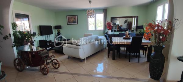 Je vous invite à découvrir en EXCLUSIVITE dans un lotissement recherché de Pont-Saint-Esprit (30130), cette villa de 2009 entièrement de plain-pied offrant 132m² habitables et édifiée sur une parcelle clôturée de 493m².

🏠Modernité, volumes et luminosité

La villa offre une pièce à vivre lumineuse avec cuisine équipée et meublée totalisant 50m². Cet espace généreux dispose d'un accès vers le jardin pour profiter facilement de la terrasse couverte et de la piscine. Vous apprécierez également l'arrière cuisine de 9m² qui vous apportera un espace de rangement supplémentaire.
Côté nuit la maison dispose de 3 belles chambres de 12, 17 et 17 m² toutes équipées de moustiquaires, volets roulants et volets PVC.
La salle d'eau est équipée d'une douche, de doubles vaques et de toilettes. Il y a également des toilettes indépendants avec fenestron et lave-main.

🌿 Les extérieurs et aménagements 

Vous pourrez profiter pleinement toute l'année de la terrasse en bois qui est couverte et sans vis à vis. Ce bel espace vous invite à la détente avec sa piscine 3x2m qui est équipée d'un système de nage à contre courant et d'une pompe à chaleur. Le jardin est arboré, clôturé et sans aucun vis à vis.
Un garage de 21m² communique directement avec la maison pour plus de praticité. La mezzanine au dessus du garage est très facile d'accès et vous apportera un espace de rangement supplémentaire non négligeable.

✨Confort et belle performance énergétique

Cette maison offre de très belles prestations: pompe à chaleur avec plancher chauffant refroidissant posée en 2019, panneaux photovoltaïques installés en 2019 également, menuiseries double vitrage avec volets PVC (+ volets roulants et moustiquaires côté nuit), portail motorisé, gouttières posées en 2024... DPE : "B" avec une consommation en électricité actuellement de 97€/mois. 
Des charges sont appelées par trimestre à hauteur 85€ (Association syndicale de lotissement). La maison est raccordée au tout à l'égout, et elle est construite sur vide sanitaire de 1.30m.

✅ Si vous recherchez un bien sans travaux offrant de belles prestations, cette maison répondra à vos attentes.

Je suis disponible 7jours / 7 pour répondre à vos demandes de renseignements. Une visite virtuelle est disponible également.