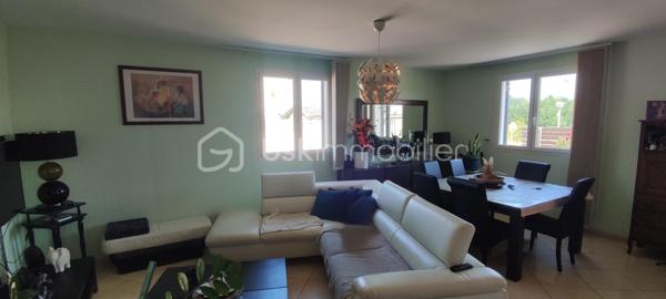 Je vous invite à découvrir en EXCLUSIVITE dans un lotissement recherché de Pont-Saint-Esprit (30130), cette villa de 2009 entièrement de plain-pied offrant 132m² habitables et édifiée sur une parcelle clôturée de 493m².

🏠Modernité, volumes et luminosité

La villa offre une pièce à vivre lumineuse avec cuisine équipée et meublée totalisant 50m². Cet espace généreux dispose d'un accès vers le jardin pour profiter facilement de la terrasse couverte et de la piscine. Vous apprécierez également l'arrière cuisine de 9m² qui vous apportera un espace de rangement supplémentaire.
Côté nuit la maison dispose de 3 belles chambres de 12, 17 et 17 m² toutes équipées de moustiquaires, volets roulants et volets PVC.
La salle d'eau est équipée d'une douche, de doubles vaques et de toilettes. Il y a également des toilettes indépendants avec fenestron et lave-main.

🌿 Les extérieurs et aménagements 

Vous pourrez profiter pleinement toute l'année de la terrasse en bois qui est couverte et sans vis à vis. Ce bel espace vous invite à la détente avec sa piscine 3x2m qui est équipée d'un système de nage à contre courant et d'une pompe à chaleur. Le jardin est arboré, clôturé et sans aucun vis à vis.
Un garage de 21m² communique directement avec la maison pour plus de praticité. La mezzanine au dessus du garage est très facile d'accès et vous apportera un espace de rangement supplémentaire non négligeable.

✨Confort et belle performance énergétique

Cette maison offre de très belles prestations: pompe à chaleur avec plancher chauffant refroidissant posée en 2019, panneaux photovoltaïques installés en 2019 également, menuiseries double vitrage avec volets PVC (+ volets roulants et moustiquaires côté nuit), portail motorisé, gouttières posées en 2024... DPE : "B" avec une consommation en électricité actuellement de 97€/mois. 
Des charges sont appelées par trimestre à hauteur 85€ (Association syndicale de lotissement). La maison est raccordée au tout à l'égout, et elle est construite sur vide sanitaire de 1.30m.

✅ Si vous recherchez un bien sans travaux offrant de belles prestations, cette maison répondra à vos attentes.

Je suis disponible 7jours / 7 pour répondre à vos demandes de renseignements. Une visite virtuelle est disponible également.