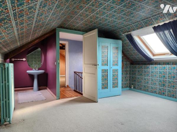 LA FLECHE, Maison de 184 m² avec garage et jardin.