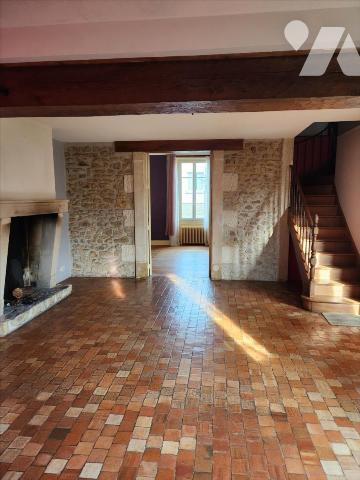 LA FLECHE, Maison de 184 m² avec garage et jardin.