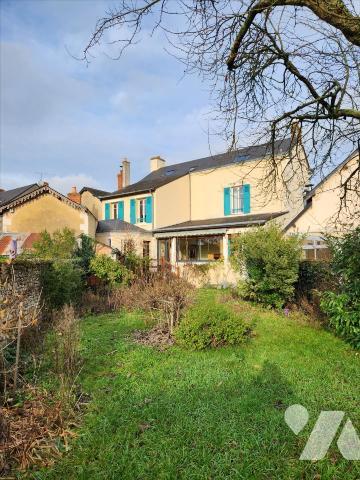LA FLECHE, Maison de 184 m² avec garage et jardin.