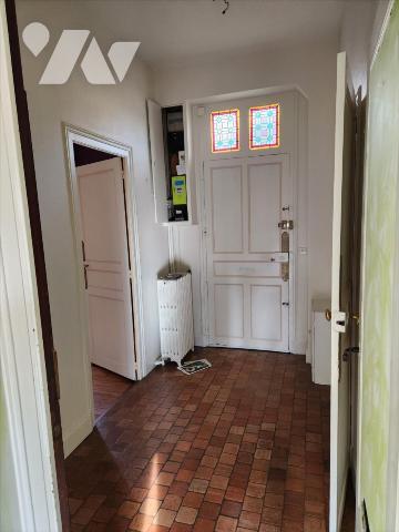 LA FLECHE, Maison de 184 m² avec garage et jardin.