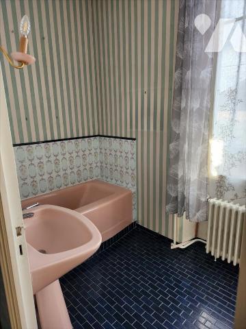 LA FLECHE, Maison de 184 m² avec garage et jardin.