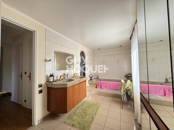 MAISON À VENDRE DE 5 PIÈCES DE 688,00 M²