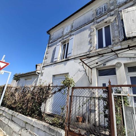 MAISON DE VILLE AVEC COUR
