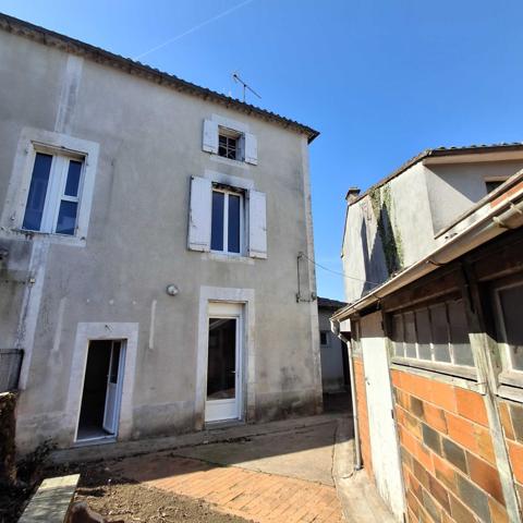 MAISON DE VILLE AVEC COUR