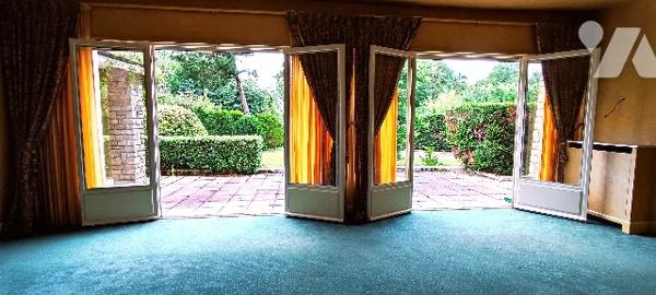 Vaste propriété de plain pied de 174m² avec dépendances de 72m² et 47m² avec garages secteur GOLF