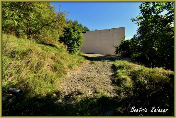 Tout près du centre ville terrain de 3494m2 constitué par trois parcelles dont une pouvant être bâtie de 386m2