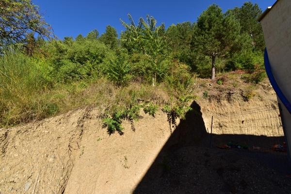 Tout près du centre ville terrain de 3494m2 constitué par trois parcelles dont une pouvant être bâtie de 386m2