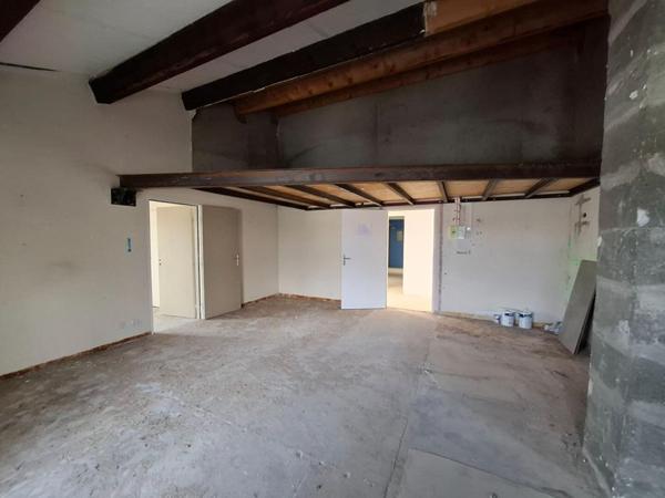 Saint-Christol (84), Appartement 78 m² avec mezzanine T2T3, 2 balcons, 2 places de parking privatives, ascenseur, Fort potentiel 65 000