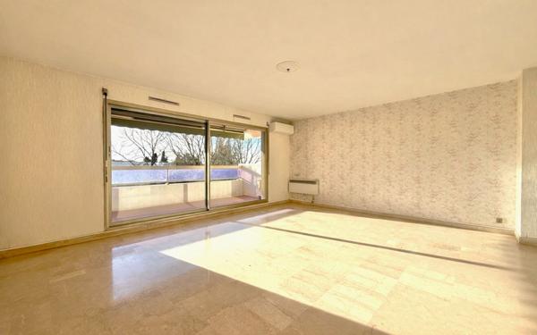 Appartement à vendre    3 pièces • 79,04 m2 Marseille 9