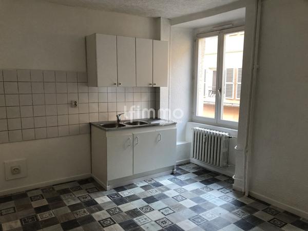 Immeuble vide 3 appartements et 1 commerce