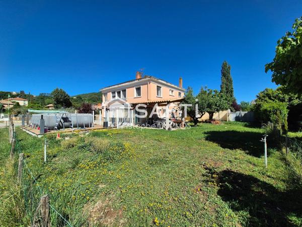 Maison sisteronnaise avec jardin et garages.
