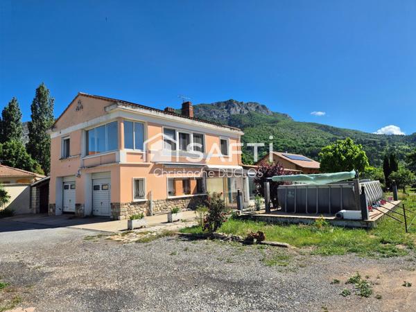 Maison sisteronnaise avec jardin et garages.