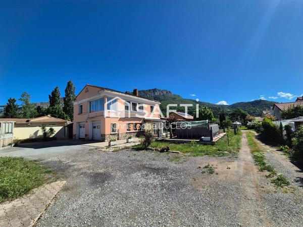 Maison sisteronnaise avec jardin et garages.
