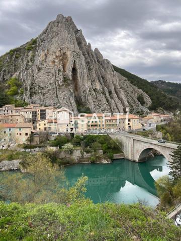 Gîte de 400 m² au cœur de la Provence : un lieu unique offrant de multiples possibilités d'exploitation touristique.