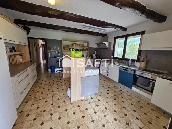 Gîte de 400 m² au cœur de la Provence : un lieu unique offrant de multiples possibilités d'exploitation touristique.