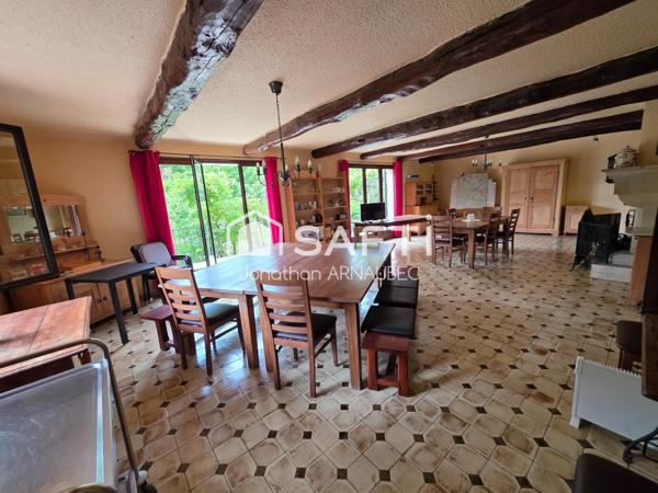 Gîte de 400 m² au cœur de la Provence : un lieu unique offrant de multiples possibilités d'exploitation touristique.
