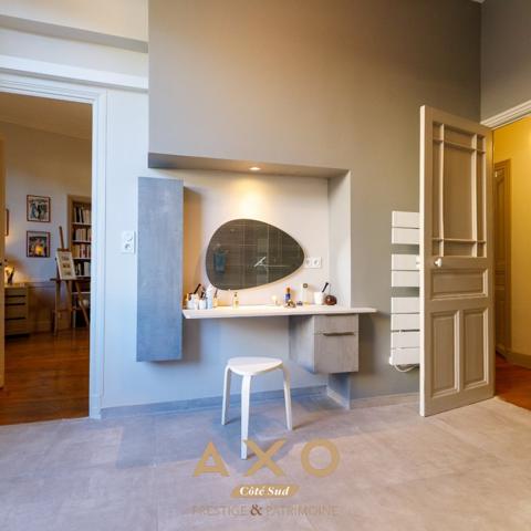 NÎMES  APPARTEMENT HAUSSMANNIEN RÉNOVÉ  160 m²  3 CHAMBRES  GARAGE  HÔTEL PARTICULIER XIXe  1er ÉTAGE - 490 000 