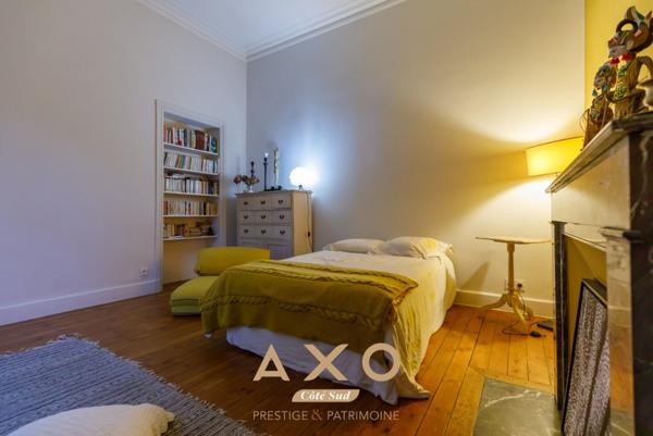 NÎMES  APPARTEMENT HAUSSMANNIEN RÉNOVÉ  160 m²  3 CHAMBRES  GARAGE  HÔTEL PARTICULIER XIXe  1er ÉTAGE - 490 000 