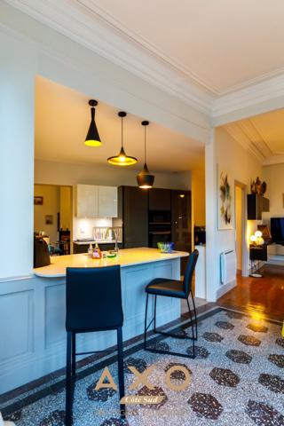 NÎMES  APPARTEMENT HAUSSMANNIEN RÉNOVÉ  160 m²  3 CHAMBRES  GARAGE  HÔTEL PARTICULIER XIXe  1er ÉTAGE - 490 000 