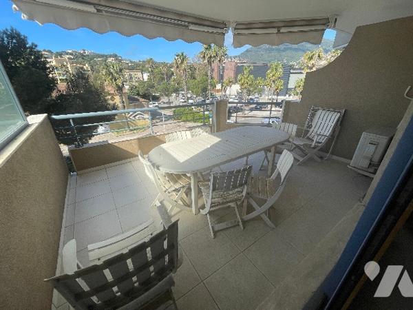 CAVALAIRE SUR MER, 83240 proche port de plaisance, T3 résidence avec ascenseur, terrasse, garage.