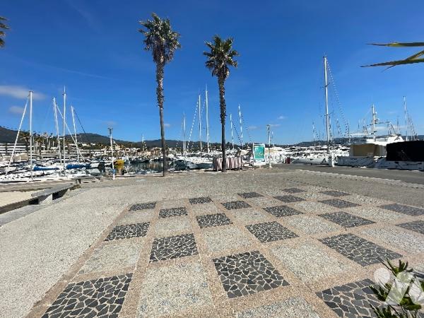 CAVALAIRE SUR MER, 83240 proche port de plaisance, T3 résidence avec ascenseur, terrasse, garage.