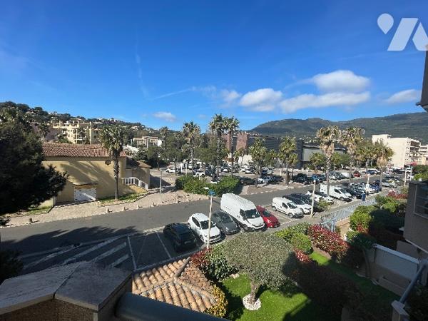 CAVALAIRE SUR MER, 83240 proche port de plaisance, T3 résidence avec ascenseur, terrasse, garage.