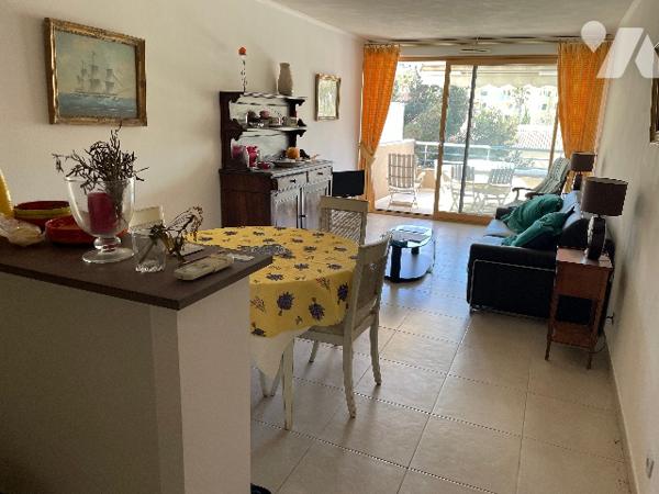 CAVALAIRE SUR MER, 83240 proche port de plaisance, T3 résidence avec ascenseur, terrasse, garage.