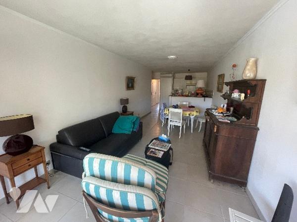 CAVALAIRE SUR MER, 83240 proche port de plaisance, T3 résidence avec ascenseur, terrasse, garage.