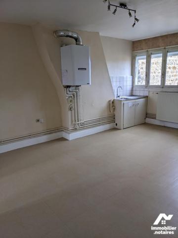 Au 3éme et dernier étage d'une petite copropriété, F4 de 102m² avec cave, grenier et remise.