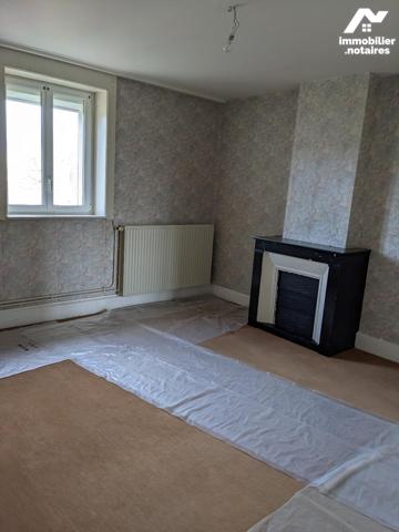 Au 3éme et dernier étage d'une petite copropriété, F4 de 102m² avec cave, grenier et remise.