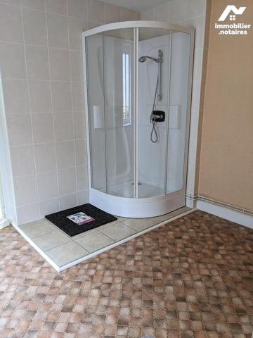 Au 3éme et dernier étage d'une petite copropriété, F4 de 102m² avec cave, grenier et remise.