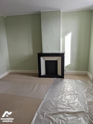 Au 3éme et dernier étage d'une petite copropriété, F4 de 102m² avec cave, grenier et remise.