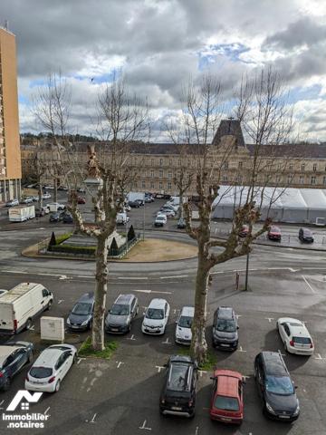 Au 3éme et dernier étage d'une petite copropriété, F4 de 102m² avec cave, grenier et remise.