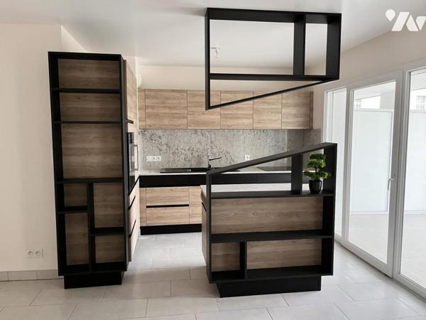 Magnifique F3 avec prestations de qualité, très grande terrasse avec vue sur jardin intérieur.