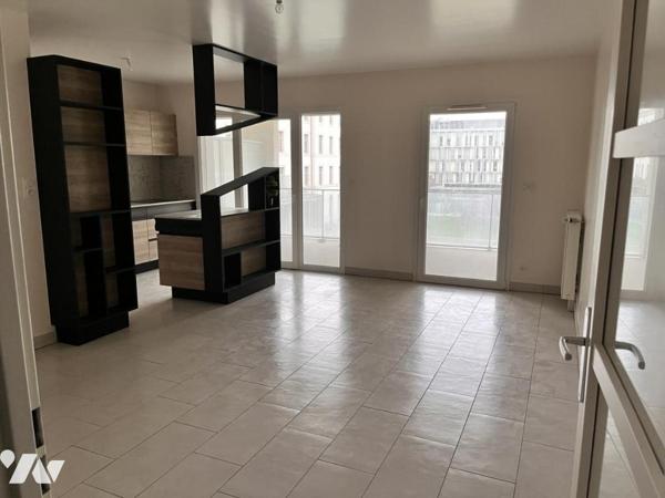 Magnifique F3 avec prestations de qualité, très grande terrasse avec vue sur jardin intérieur.