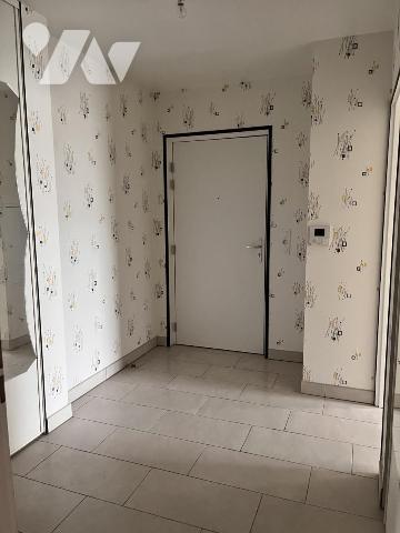 Magnifique F3 avec prestations de qualité, très grande terrasse avec vue sur jardin intérieur.