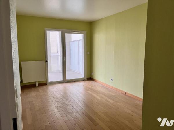 Magnifique F3 avec prestations de qualité, très grande terrasse avec vue sur jardin intérieur.