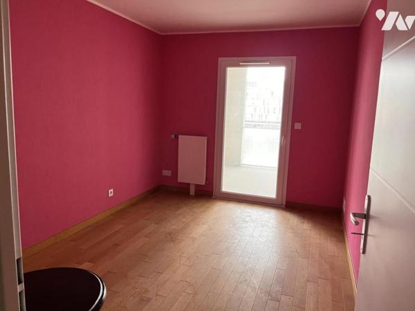 Magnifique F3 avec prestations de qualité, très grande terrasse avec vue sur jardin intérieur.