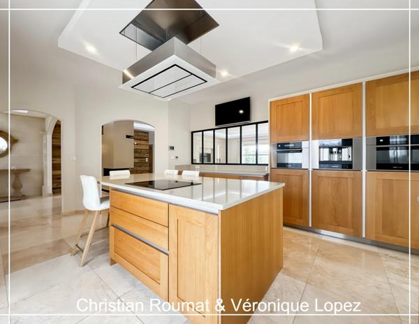 Rare et unique. Roquefort, maison de prestige construite en 2018 avec 207 m² hab. sur parcelle arborée de 1698 m². Triple garage.