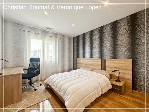 Rare et unique. Roquefort, maison de prestige construite en 2018 avec 207 m² hab. sur parcelle arborée de 1698 m². Triple garage.