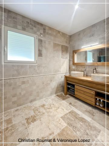 Rare et unique. Roquefort, maison de prestige construite en 2018 avec 207 m² hab. sur parcelle arborée de 1698 m². Triple garage.